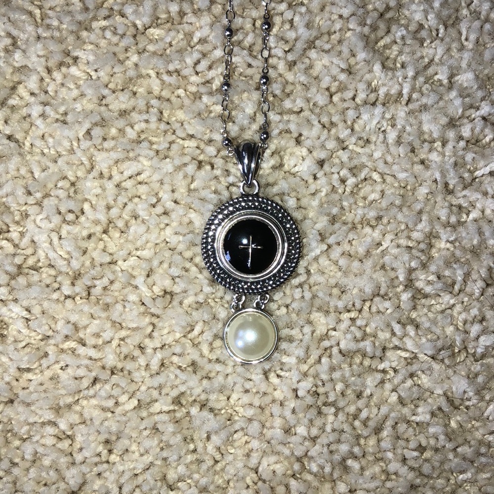 Long cross necklace with pearl